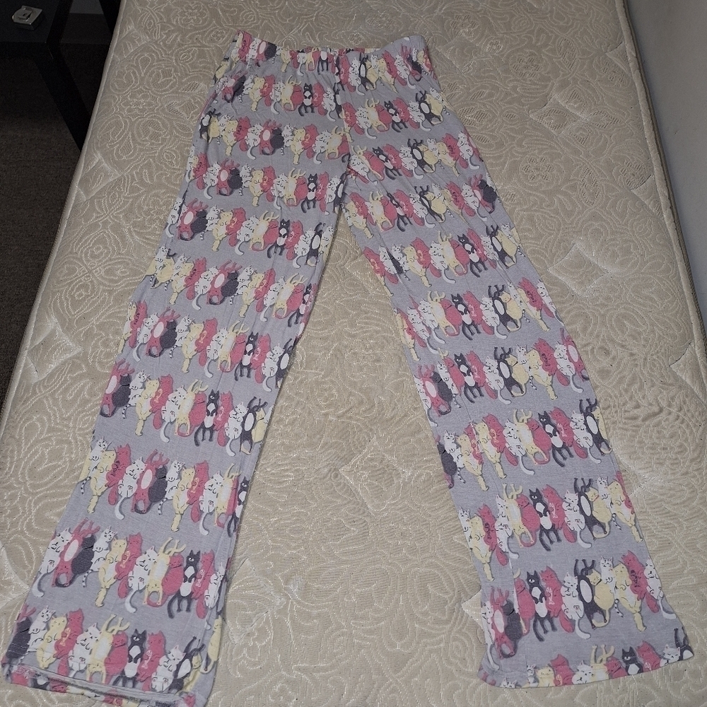 A pair of nitenite munki munki ladies small pajamas with a sleeping cats pattern - Picture 3 of 4